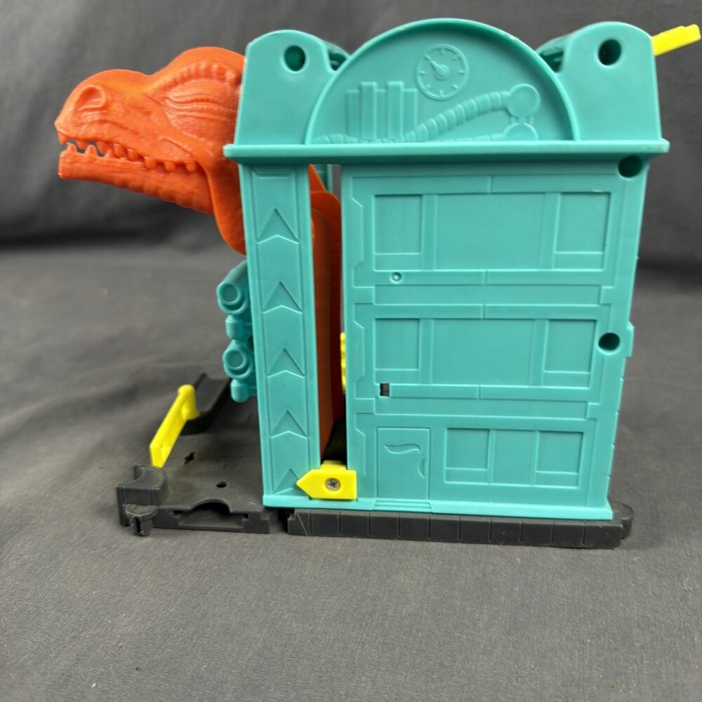 Hot Wheels Downtown Speed Shop Escape Dino Playset - No Cars - Picture 3 of 4